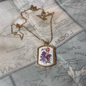Vintage 1980 Avon Floral Heritage April birth flower porcelain pendant necklace